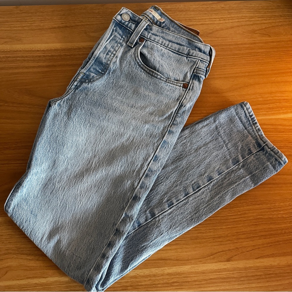 Light wash Levi’s wedgie jeans. Size 27